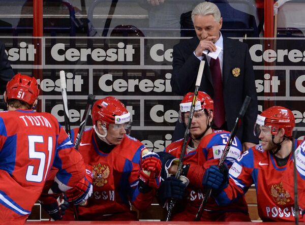 Players of Russia’s national men’s hockey team with the coach Zinetula Bilyaletdinov - Sputnik International