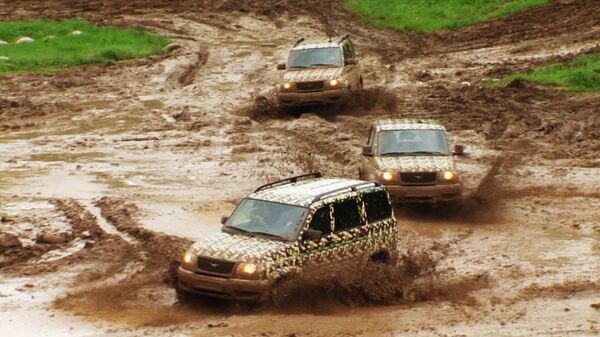 Tigr Armored SUVs Roar Down Muddy Road - Sputnik International