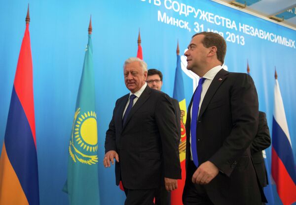 Medvedev Urges Ukraine to Join Customs Union - Sputnik International