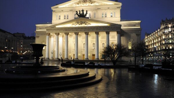 The Bolshoi Theater in Moscow stands illuminated at night. - Sputnik International