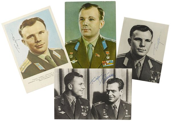 Signed postcards showing cosmonaut Yuri Gagarin are expected to fetch at least $1,000 at the auction in New York. - Sputnik International