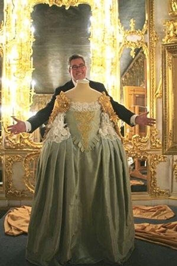 Michael Romanoff-Ilyinsky with a dress he gave to Tsarskoe Selo - Sputnik International