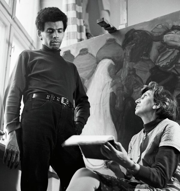 Patterson speaking with his mother, artist Vera Aralova, in 1975. - Sputnik International