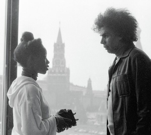 Patterson, right, speaking with a poet from Guinea-Bissau in Moscow in 1984 - Sputnik International