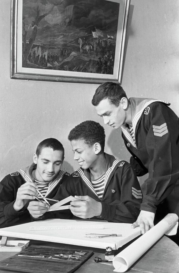 Patterson, center, with fellow cadets at the Nakhimov Naval School in Riga in 1949. - Sputnik International