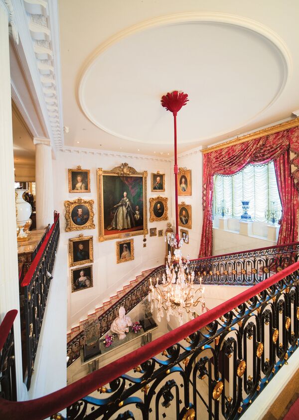 The staircase above the entry hall at Hillwood Museum showcases portraits of the Romanov royal family. - Sputnik International