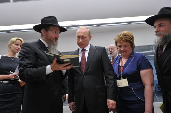 Russian president Vladimir Putin during a visit to the Jewish center - Sputnik International
