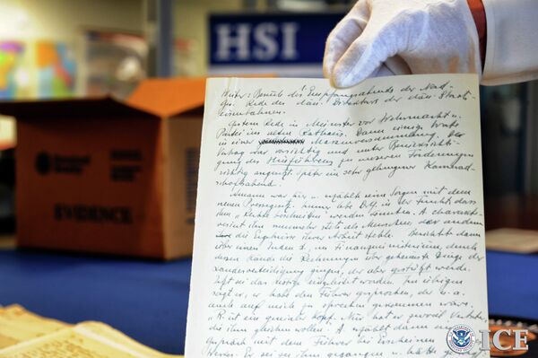 A gloved hand holds a page from the diary of top Nazi ideologue Alfred Rosenberg - Sputnik International