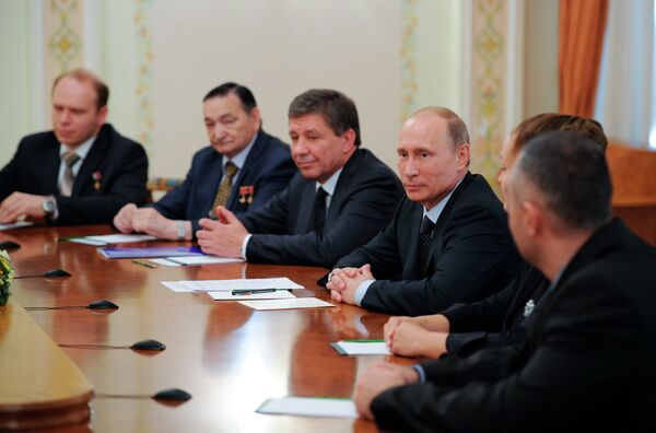 Vladimir Popovkin and Vladimir Putin at a meeting with Russian cosmonauts - Sputnik International
