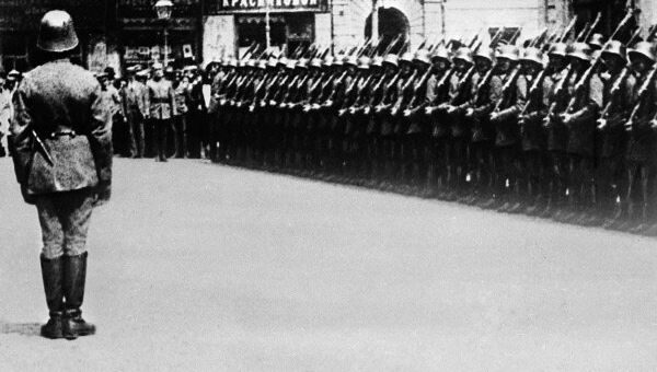 German units during a parade in occupied Ukraine during World War II. - Sputnik International