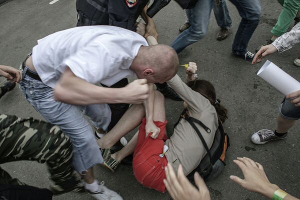 Gay activist beaten up by members of nationalist movements during the pro-gay “Rainbow Rally” in Moscow’s Gorky Park, June 25, 2013 - Sputnik International