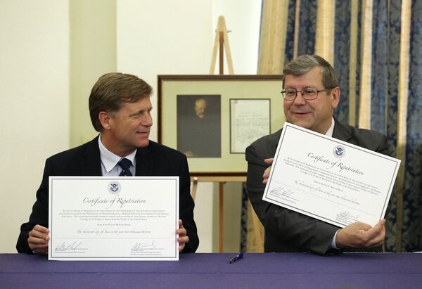 US Ambassador to Russia Michael McFaul and the head of Russia’s State Archive agency, Andrei Artizov, at a ceremony to return rare historical documents to Russia - Sputnik International