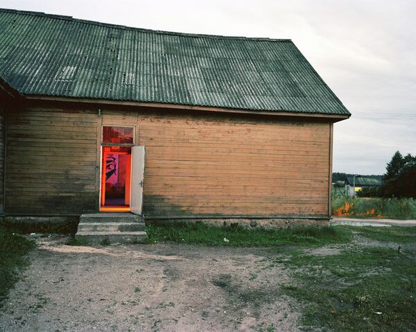 Andrew Miksys’ 2008 photo of a disco in the Lithuanian village of Naujas Strunaitis. - Sputnik International