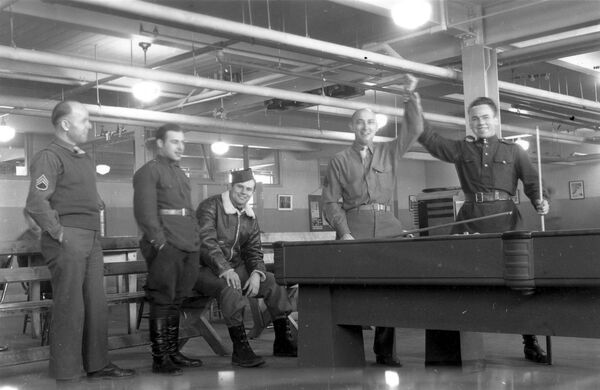 US and Soviet airmen posing during a game of billiards in Alaska during the Lend-Lease operations. - Sputnik International