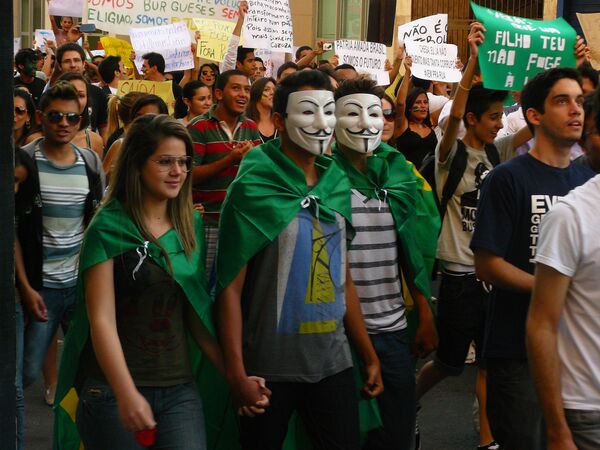 Brazilian Protestors Stone FIFA Buses - Reports - Sputnik International
