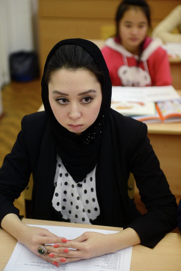A girl  wearing hijab at classes in a russian school - Sputnik International