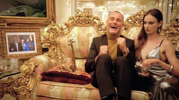 In this DirecTV ad, a Russian billionaire laughs hysterically after kissing his mini-giraffe. - Sputnik International