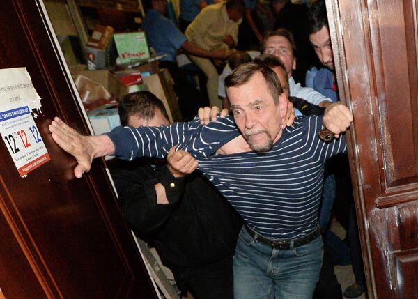 Lev Ponomaryov led out of the Moscow office of the For Human Rights NGO - Sputnik International