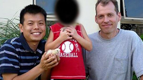 Mark Jonathan Newton, right, with Peter Truong and their son in Cairns, Australia. - Sputnik International