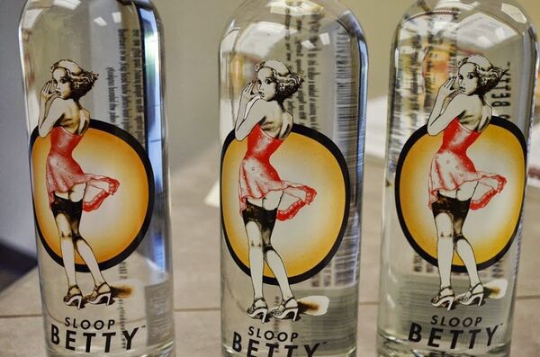 Sloop Betty vodka bottles feature a World War II-style pin-up girl. - Sputnik International