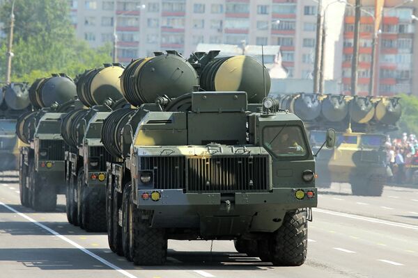 S-300 air-defence systems taking part in a military parade in Belarus in Jul. 3013 - Sputnik International