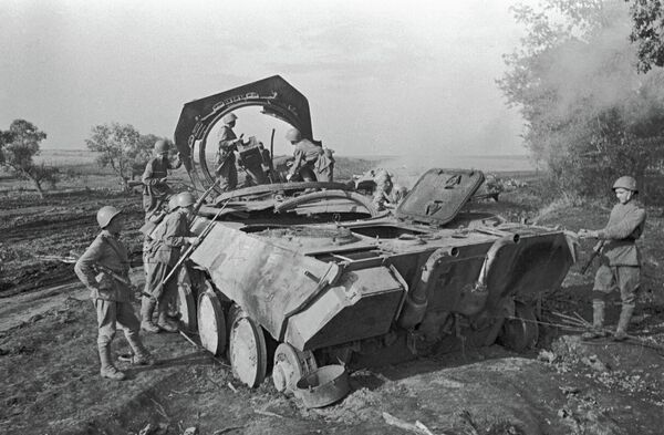 Soviet infantry inspect a burnt-out Panther at Kursk. - Sputnik International