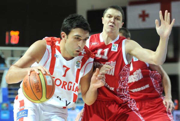 Georgia's Zaza Pachulia, left, competes in the European basketball championship against Russia in 2011. - Sputnik International