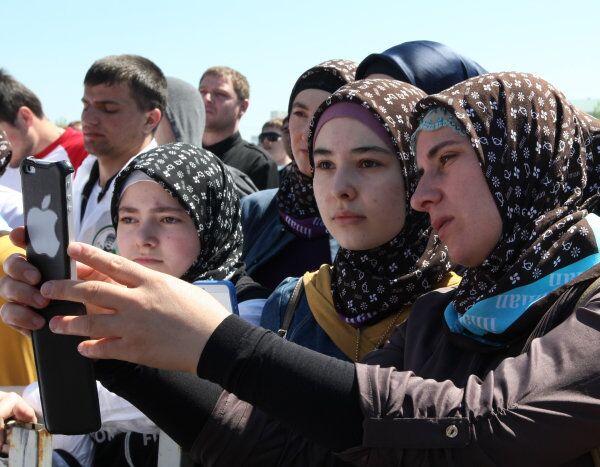 Russian girls and women don their hijabs in Chechnya - Sputnik International
