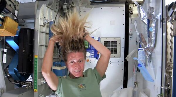 NASA astronaut Karen Nyberg washing her hair in zero gravity aboard the International Space Station. - Sputnik International