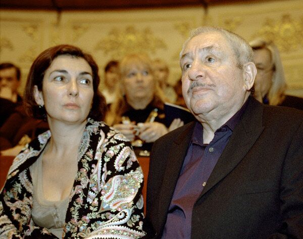 Russian sculptor Ernst Neizvestny with his wife, Anna Graham, in Moscow in 2005 - Sputnik International