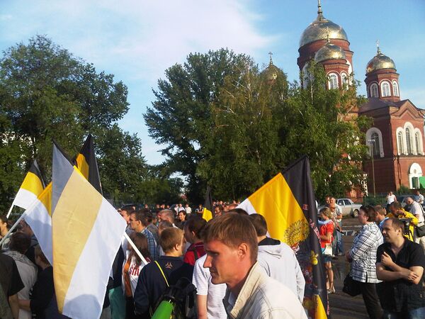 Protesters in Pugachyov, some with Russian nationalist flags, gather for an unsanctioned anti-migrant rally outside a Christian Orthodox church - Sputnik International