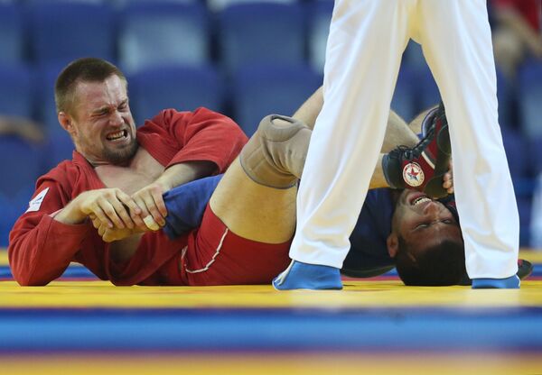 Sambo fighter Pavel Rumyantsev (in red) - Sputnik International