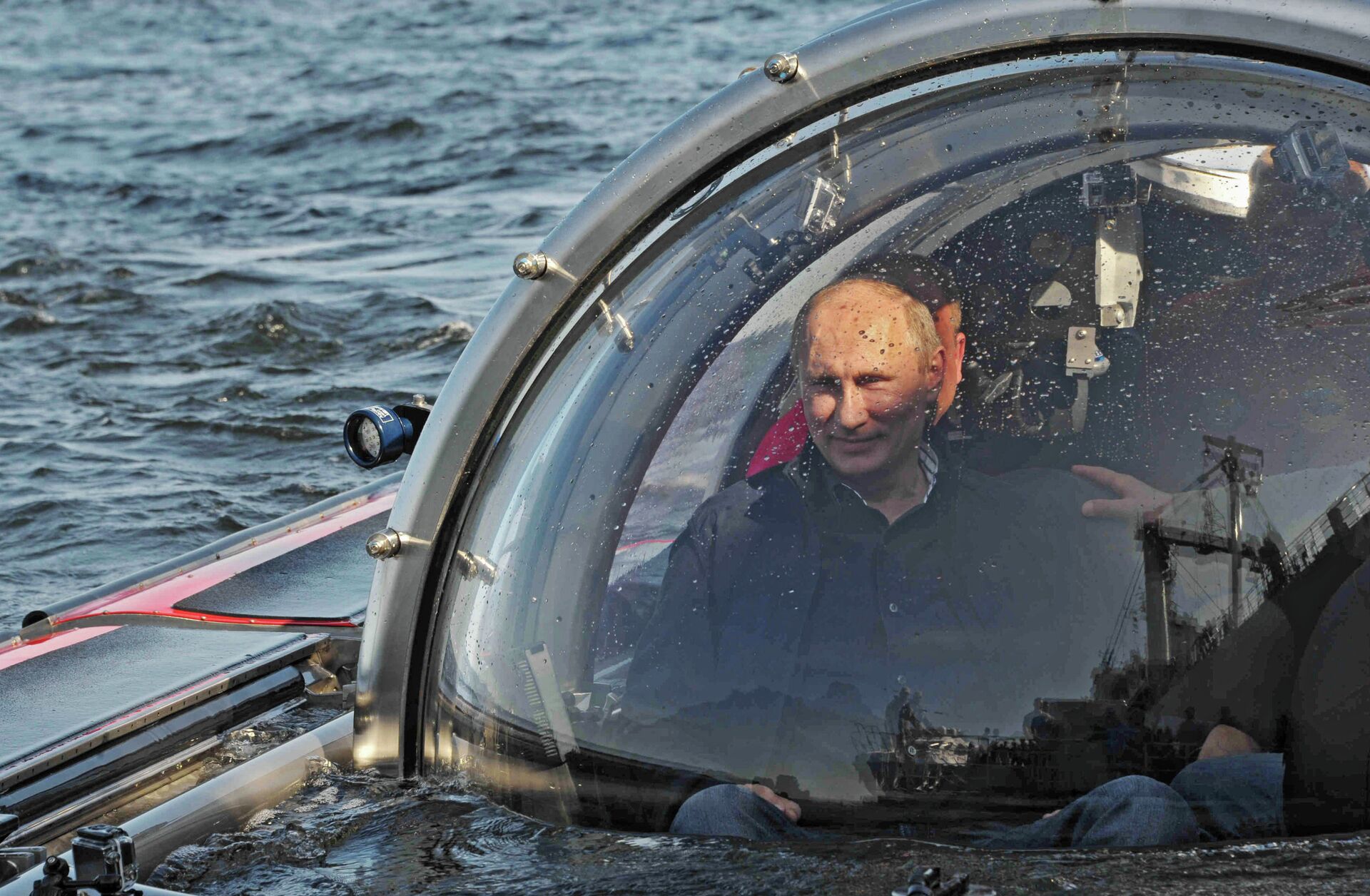 Russian PM Vladimir Putin dives in Lake Baikal on Mir 1