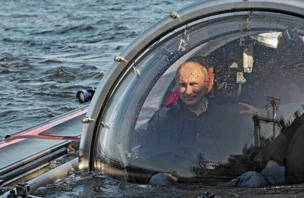 Putin Takes ‘Subsea Limousine’ to Sunken Ship in Baltic Sea - Sputnik International