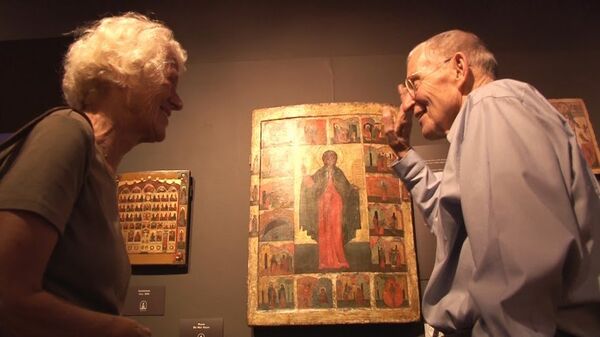 Ann Weaver, a visitor to the Museum of Russian Icons in Clinton, Mass., listens as museum founder Gordon Lankton explains how he got an icon of St. Anastasia. - Sputnik International