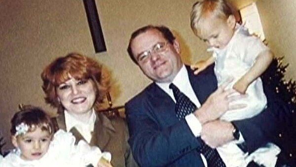 Michael and Nanette Craver with their adopted Russian son, right, in an undated photo - Sputnik International