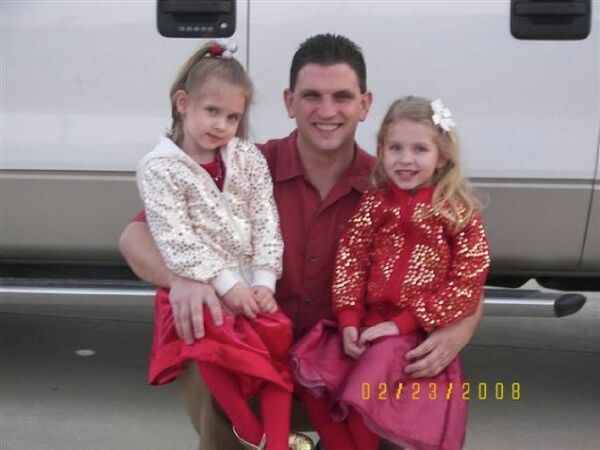 Royce Sigler with daughter Ksenya (left) and Tanya in 2008. - Sputnik International