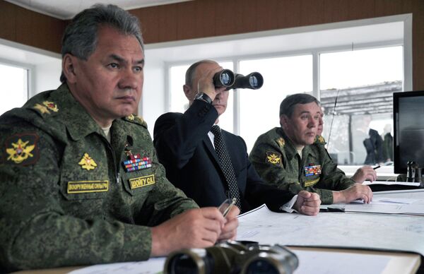 Sergei Shoigu (left) and Vladimir Putin (center) during the drills in the Russian Far East in July - Sputnik International