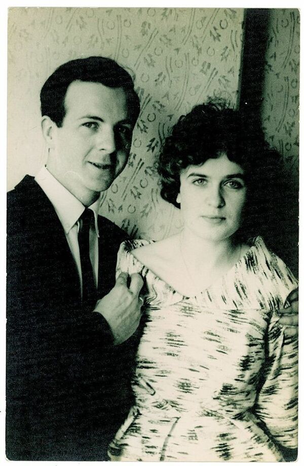 Lee Harvey and Marina Oswald on their wedding day. - Sputnik International