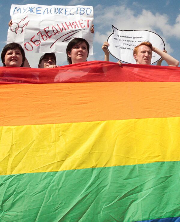 Supporters of the LGBT community rally in St. Petersburg on June 29. - Sputnik International