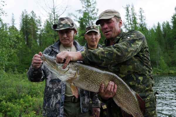 Putin Bonds With Top Ministers on Siberian Fishing Trip - Sputnik International