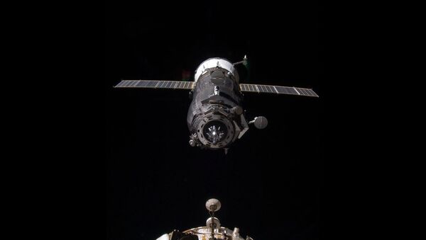 An unpiloted Progress resupply vehicle approaches the International Space Station (File photo) - Sputnik International