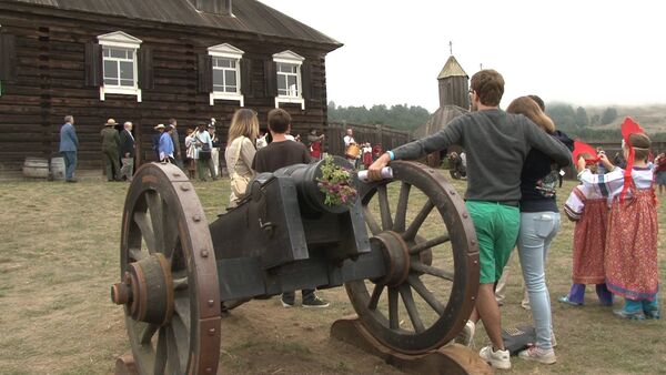 Visitors inside Fort Ross, with the wooden church in the background, on July 28, 2013, to celebrate the 201st anniversary of the creation of the Russian settlement in California. - Sputnik International