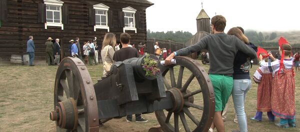 Visitors inside Fort Ross, with the wooden church in the background, on July 28, 2013, to celebrate the 201st anniversary of the creation of the Russian settlement in California. Visitors inside Fort Ross, with the wooden church in the background, on July 28, 2013, to celebrate the 201st anniversary of the creation of the Russian settlement in California. - Sputnik International