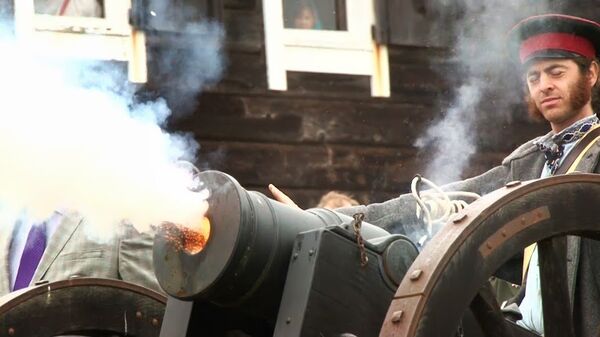 A cannon is fired during the 201st anniversary celebrations at Fort Ross in California. - Sputnik International