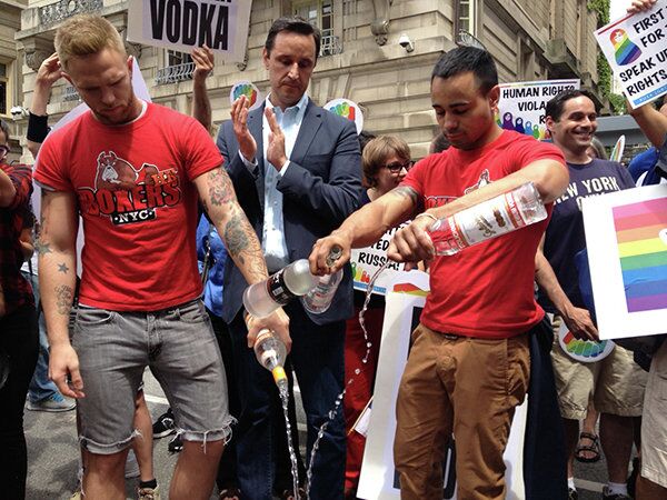 Bartenders pour Russian vodka onto the street Wednesday in front of the Russian Consulate in New York City. - Sputnik International