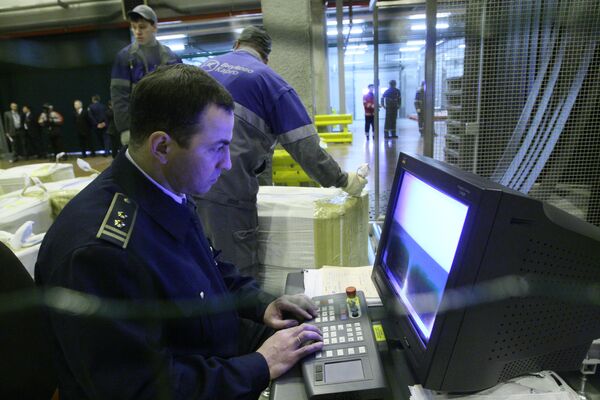 Russian Women Caught Smuggling 210 kg of Silver - Sputnik International