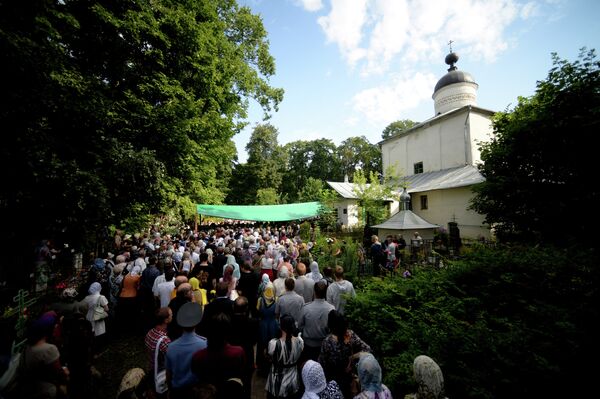 Crowds Attend Funeral of Murdered Priest in Russia's Pskov - Sputnik International