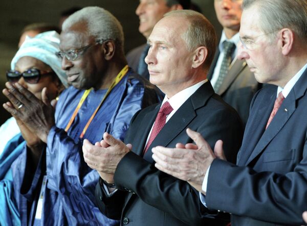 Vladimir Putin (in the center) - Sputnik International
