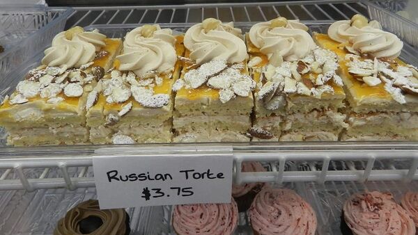 The bakery sells as assortment of traditional Russian foods. - Sputnik International